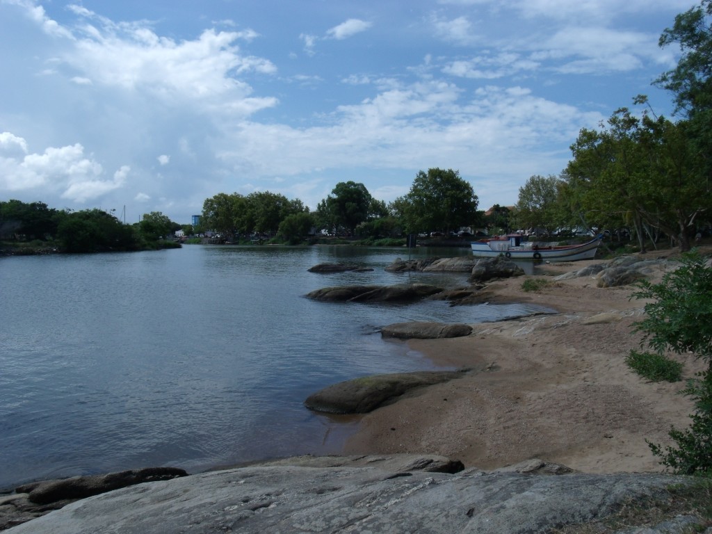 Praia com pedras na Lagoa dos Patos SLS