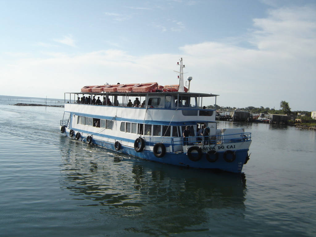 Barco de passageiros para travessia entre S.J.Norte e Rio Grande